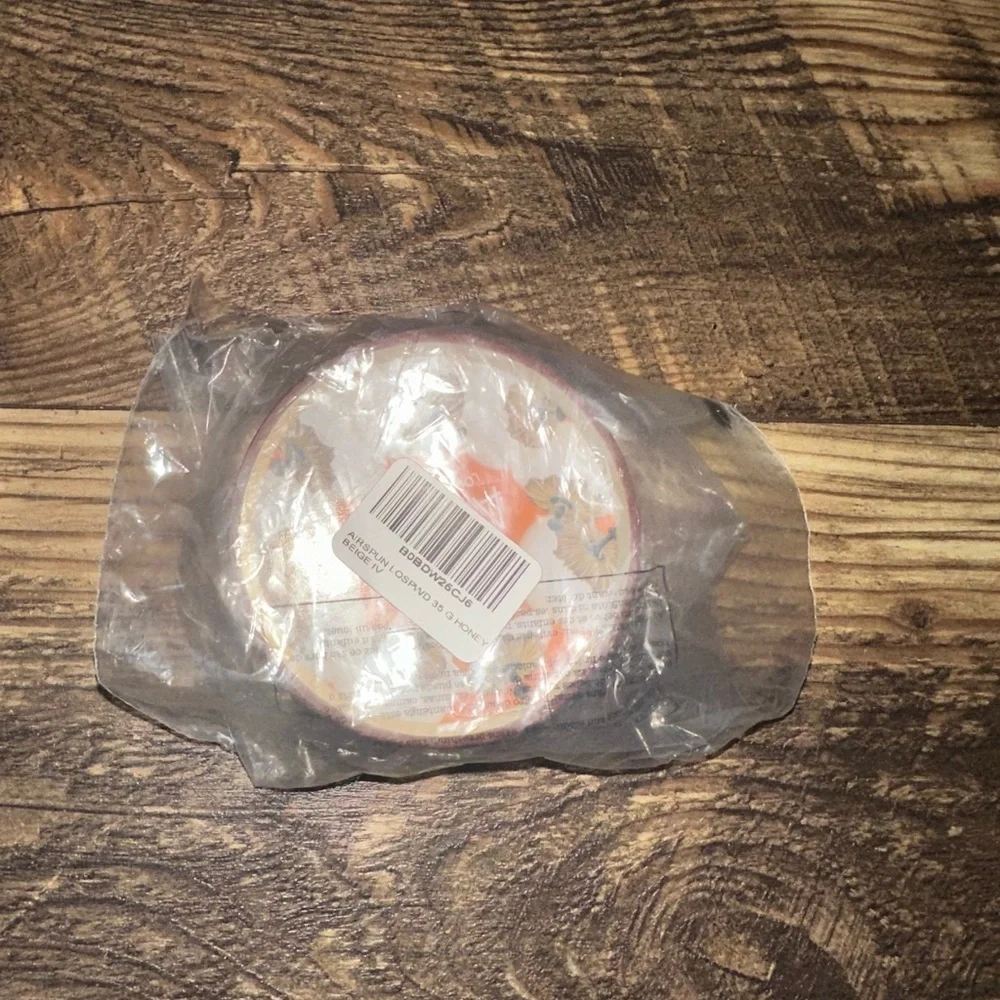 Loose Face Powder in color honey beige